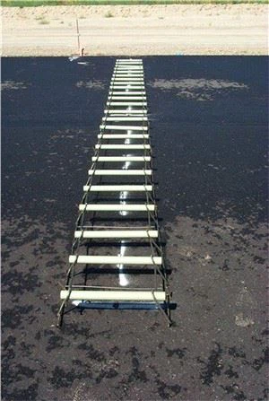 Tasselli e tiranti nella pavimentazione in cemento